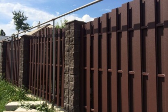 Забор из евроштакетника с кирпичными столбами 25 метров фото в Арзамасе