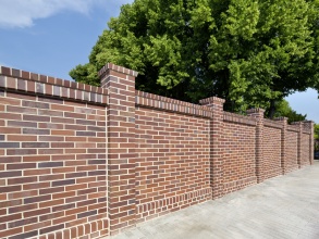 Кирпичный забор сплошной 50 метров фото недорого под ключ