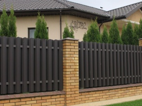 Забор из евроштакетника с кирпичными столбами 10 метров фото под ключ с установкой