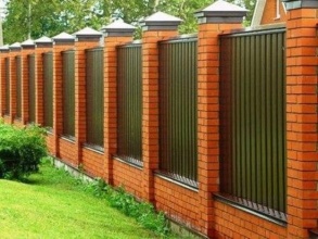 Кирпичный забор на ленточном фундаменте 30 метров фото под ключ с установкой