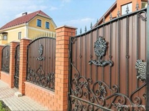 Кирпичный забор с ковкой  150 метров фото под ключ