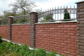Кирпичный забор с ковкой  100 метров фото цена под ключ