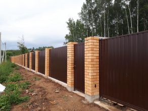 Кирпичный забор на ленточном фундаменте 12 метров фото в Арзамасе
