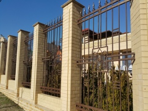 Кирпичный забор с ковкой  10 метров фото в Арзамасе