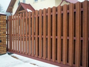 Забор из евроштакетника с кирпичными столбами 200 метров фото в Арзамасе