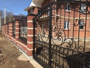 Кирпичный забор с ковкой  200 метров фото с установкой
