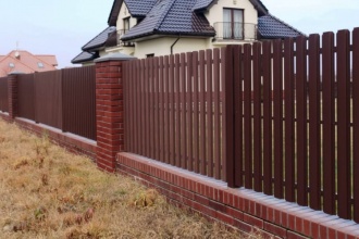 Забор из евроштакетника с кирпичными столбами 8 соток фото в Арзамасе