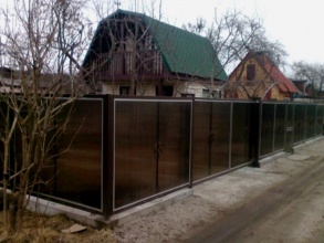 Забор из поликарбоната на металлическом каркасе 200 метров фото с установкой