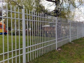 Сварные заборы с забивными столбами  200 метров фото с установкой