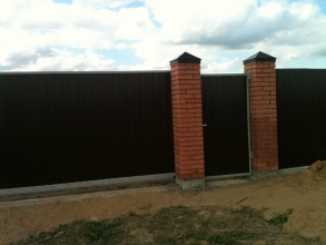 Кирпичный забор на ленточном фундаменте 100 метров фото цена под ключ